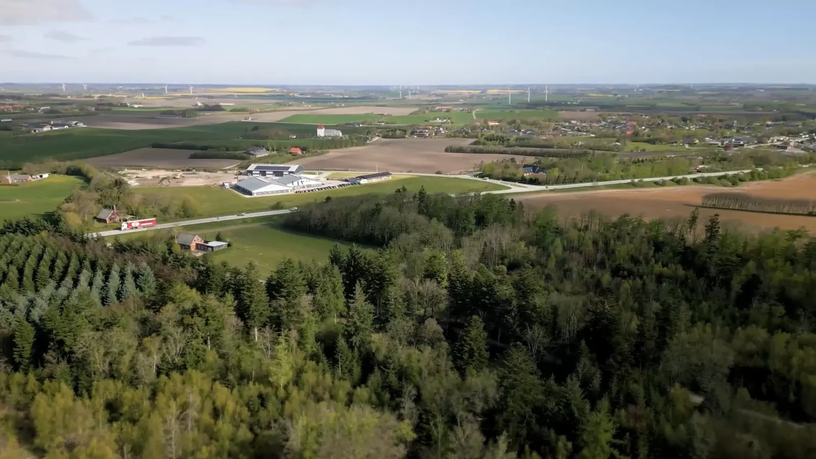 Luftfoto af landskabet i Thy med BV-Trappens fabrik