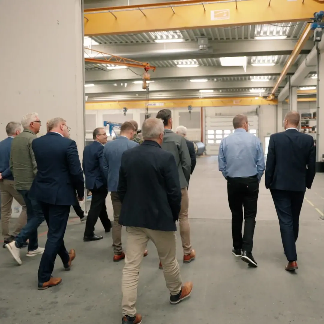 Aktionærer på rundvisning i en produktionshal